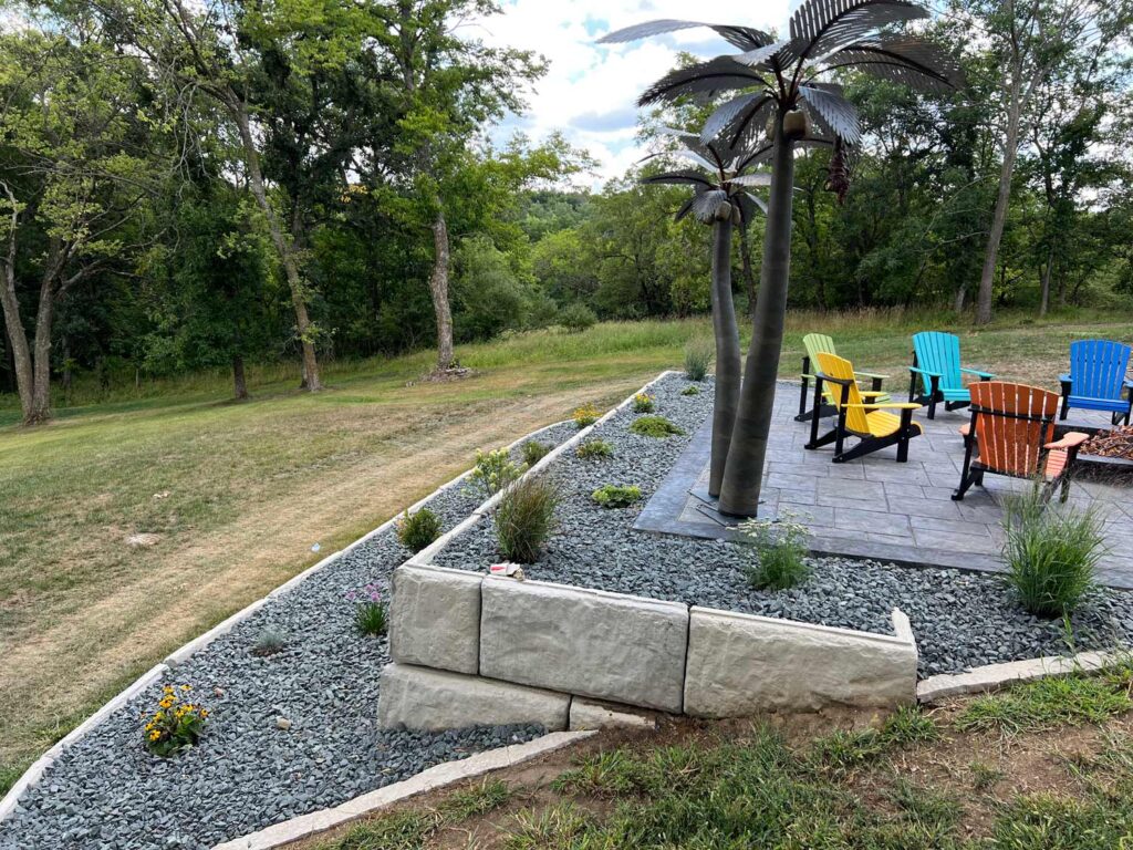 backyard-patio-with-stone-retaining-wall