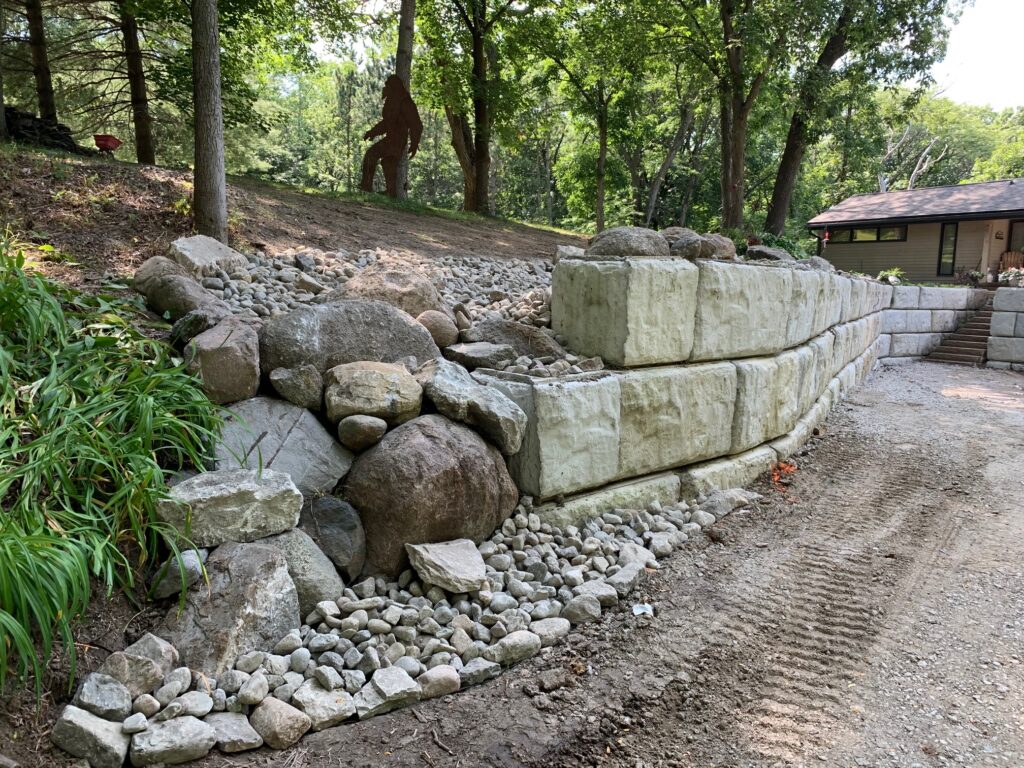 backyard-retaining-wall-with stone