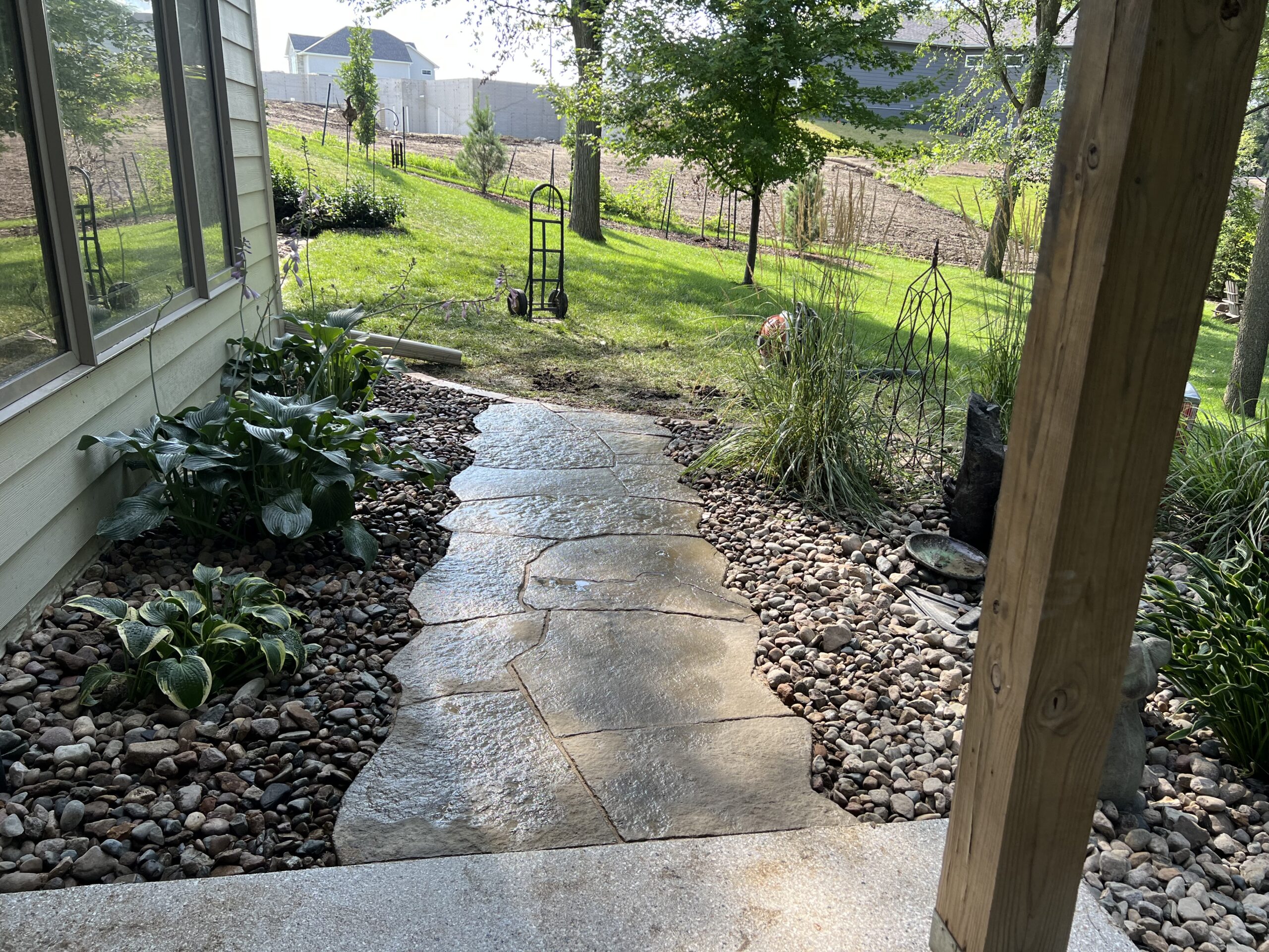 backyard-stone-pathway-leading-to-yard