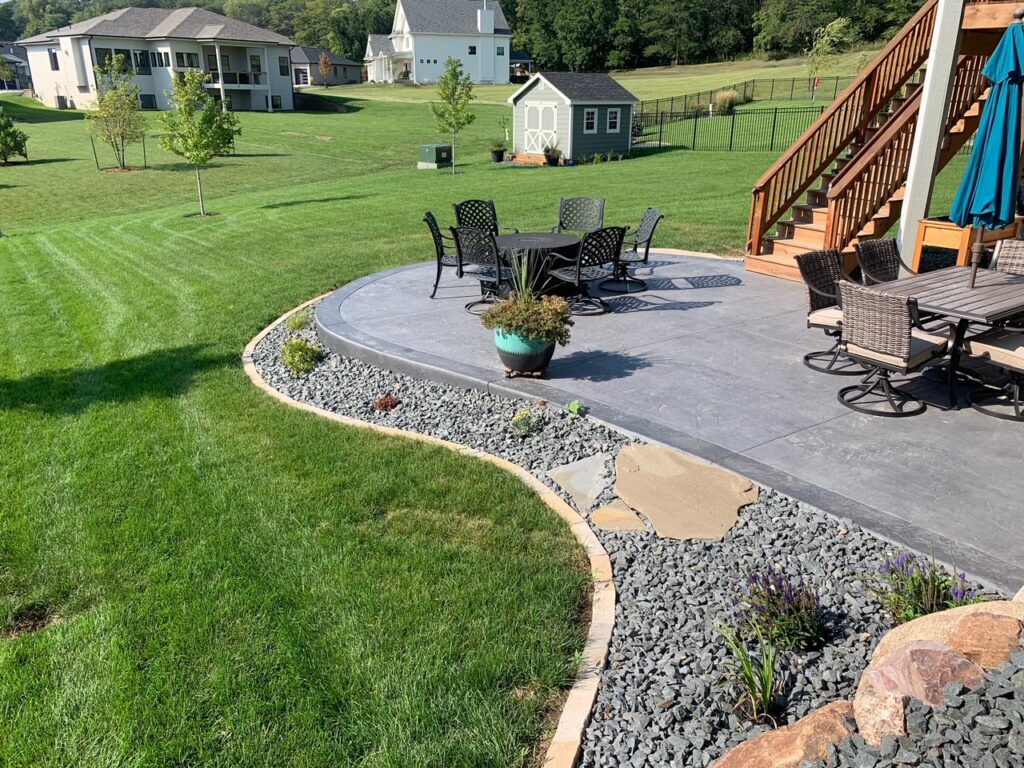 backyard-wrap-around-flower-bed-with-rock