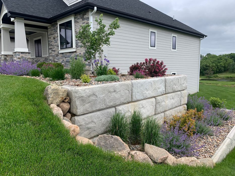 stone-boulder-retaining-wall-with-plants